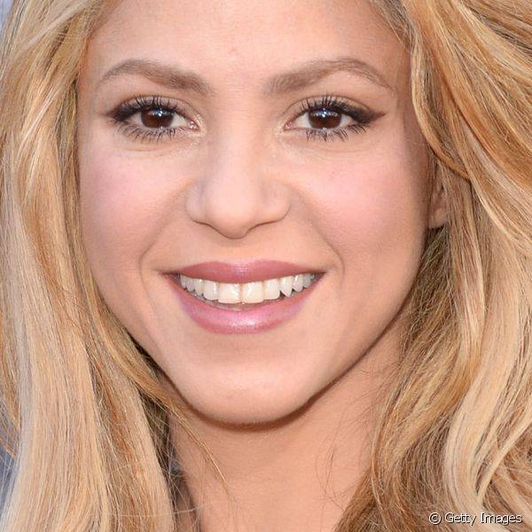 A cantora Shakira apostou em um visual menos exuberante, com delineado gatinho nos olhos e um batom cor de boca cobrindo os l?bios